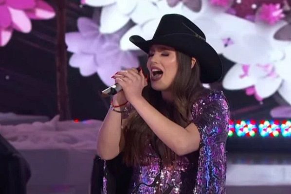 La nieta del "Chapo" Guzmán canta himno en función de boxeo en Durango