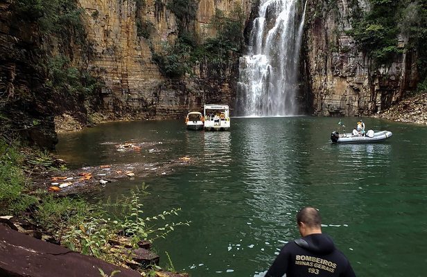 Sube a 10 el número de muertos en Brasil por derrumbe de acantilado en lago