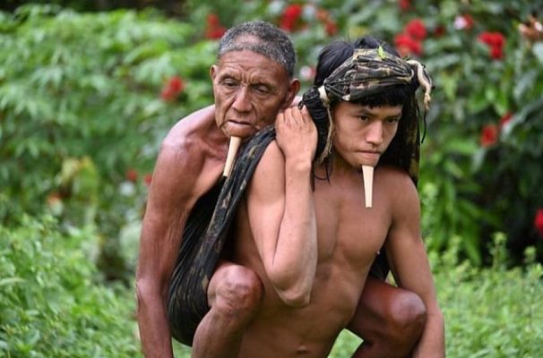 Joven cargó a su padre por 6 horas para que recibiera la vacuna covid, en Brasil
