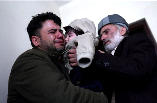 Reúnen con su familia a bebé afgano entregado a militares en toma de Kabul