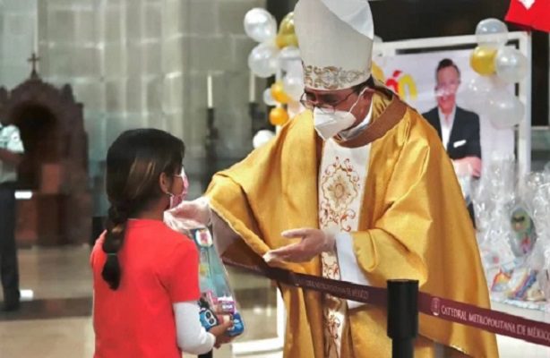 Por Día de Reyes, entregan juguetes a niños en la Catedral Metropolitana