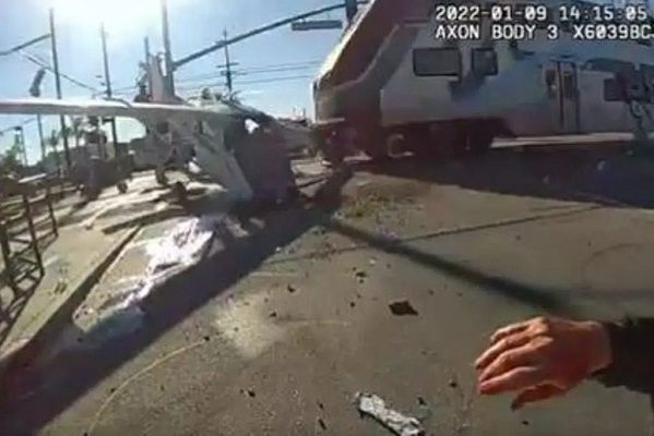 Piloto es sacado de avioneta a segundos de que tren le pase por encima #VIDEO