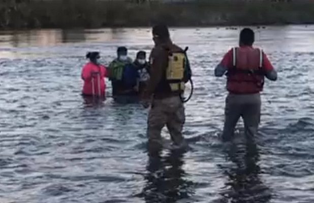 Elementos del INM rescata a mujeres y niños que intentaban cruzar el Río Bravo