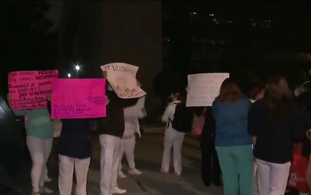 Trabajadores del Insabi se manifiestan en el Zócalo ante despidos injustificados