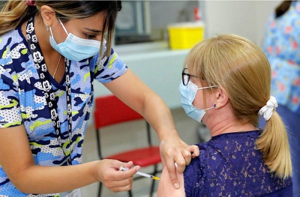 Chile inicia aplicación de cuarta dosis a personas inmunodeprimidas