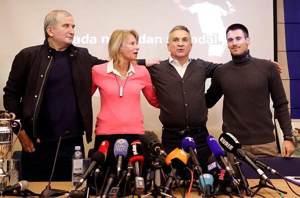 La familia de Novak Djokovic califica de "tortura" estancia del tenista en Australia