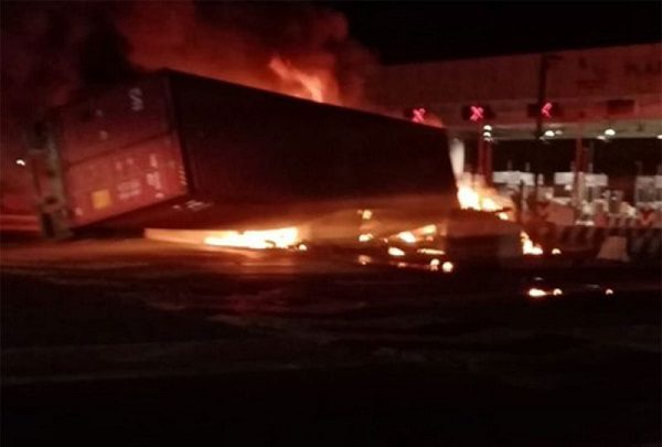 Tráiler choca y se incendia en caseta de la autopista México-Puebla #VIDEO