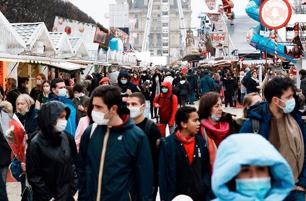 Francia marca nuevo récord de contagios, con 350 mil en un día