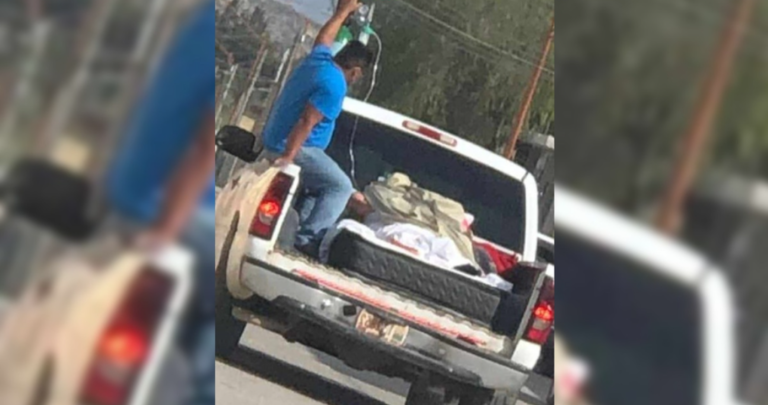 Tras negarle servicio de ambulancia, adulta mayor es trasladada en camioneta de carga