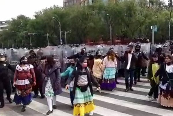 Manifestantes indígenas y policías chocan en Reforma #VIDEO