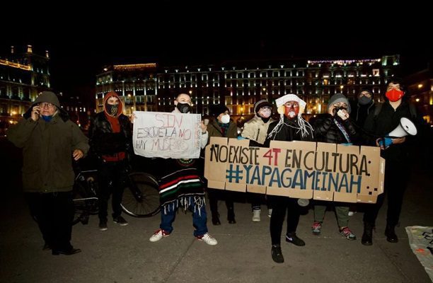 Estudiantes y trabajadores de la ENAH se manifiestan en Palacio Nacional