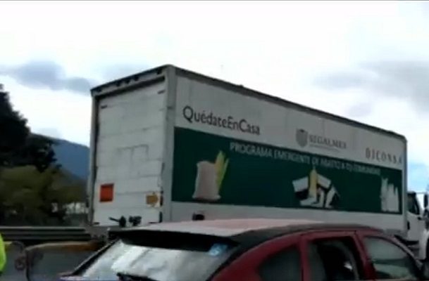 Choca tráiler con logos de Diconsa que transportaba migrantes, en Veracruz