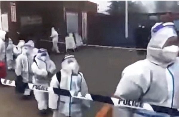 Aíslan a 4 mil niños por brote en escuela china y les pone trajes de seguridad