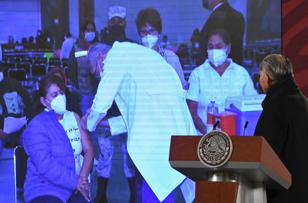 México ida banderazo a vacunación de refuerzo para sector educativo