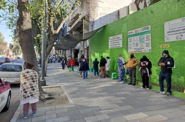 Capitalinos madrugan para asegurar prueba Covid en macro quioscos