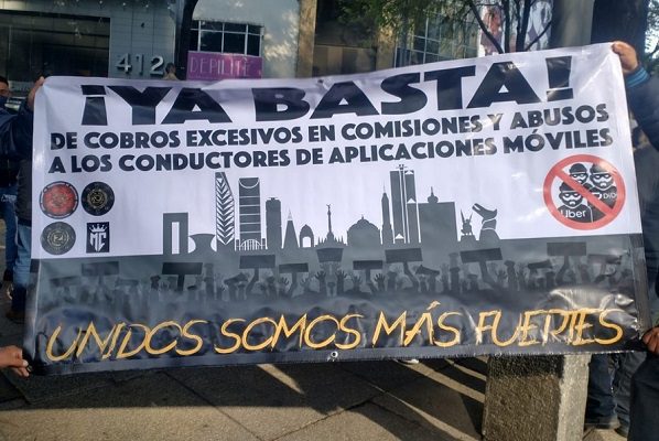 Conductores de taxi por aplicación protestan en avenida Reforma