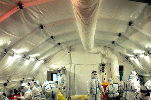 China cierra dos hospitales por no atender a pacientes en seguimiento "reglas antiCovid"