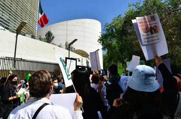 Comunidad del CIDE protesta en el Senado contra reforma al estatuto