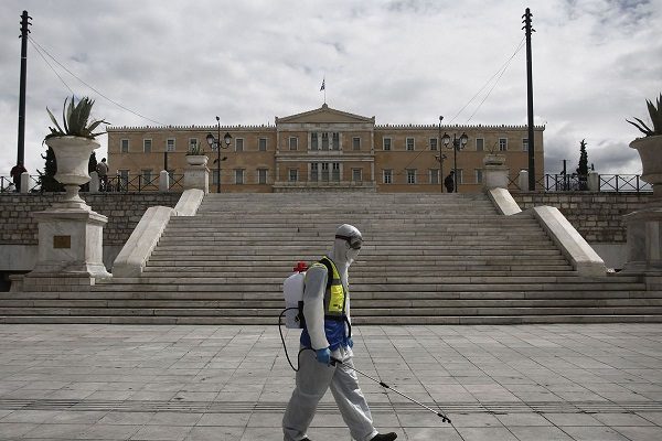 Las personas no vacunadas en Grecia serán multadas con 100 euros al mes