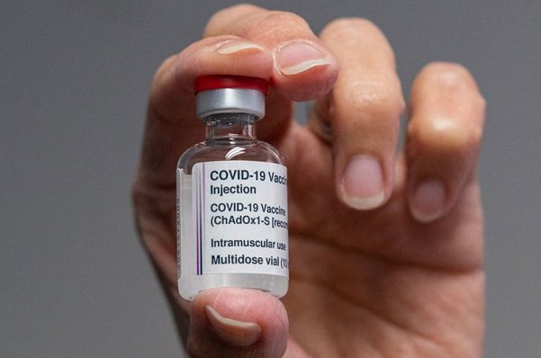 AstraZeneca asegura que una tercera dosis de su vacuna es efectiva contra Ómicron