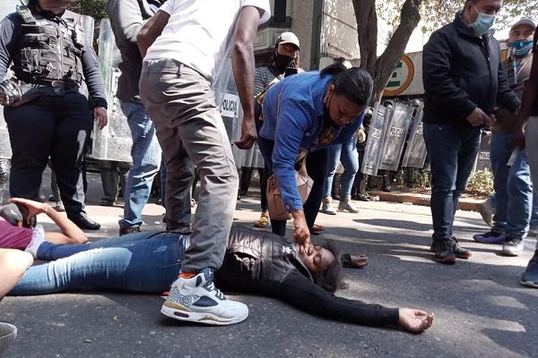 Connato de riña entre policías y migrantes en la Comar deja una mujer herida