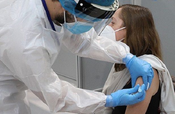 España anuncia cuarta dosis como refuerzo a grupos de riesgo