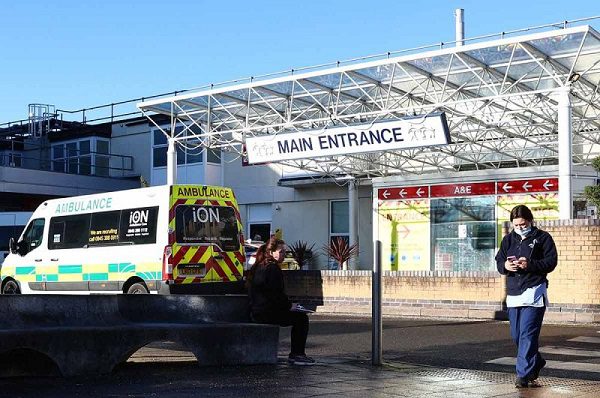 Reino Unido reduce a 5 el número de días el aislamiento mínimo por covid