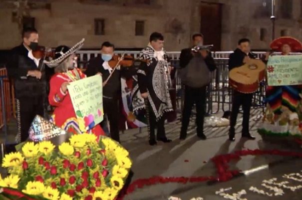 Mariachis desean pronta recuperación a AMLO en Palacio Nacional