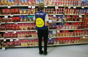 Walmart recorta apoyo económico a trabajadores positivos a COVID