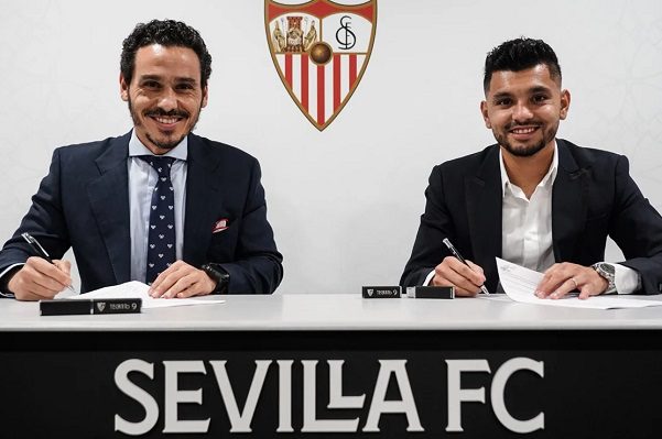 'Tecatito' Corona es nuevo jugador del Sevilla, con un contrato hasta 2025