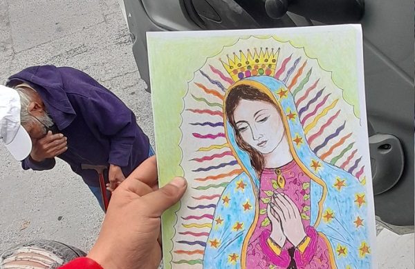 Abuelito vende dibujos para poder comprar comida para sus nietos, en NL