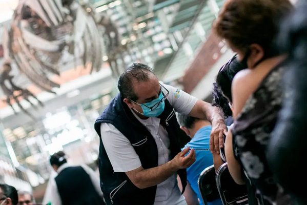 CDMX anuncia sedes y fechas para dosis de refuerzo a adultos de 50 a 59 años
