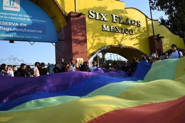 Six Flags México ofrecerá disculpa pública tras discriminación por beso de pareja gay