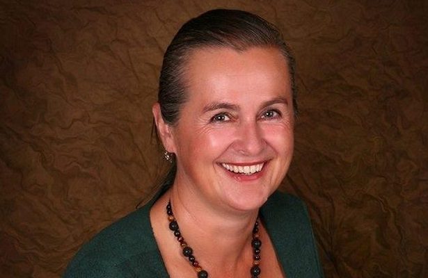 Muere cantante checa tras contagiarse voluntariamente sin estar vacunada