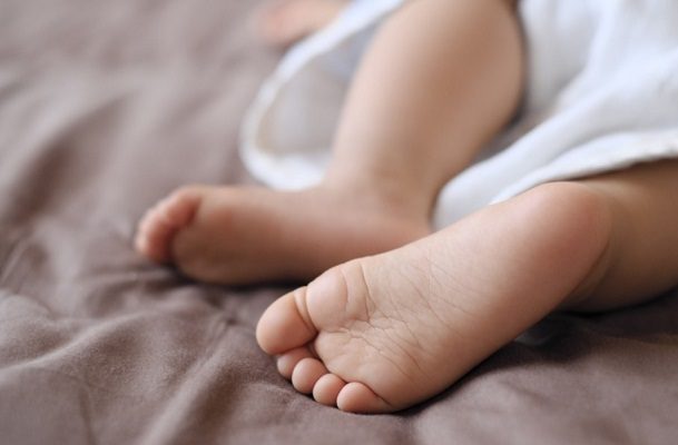 Francia lanza campaña contra el "zarandeo" de bebés