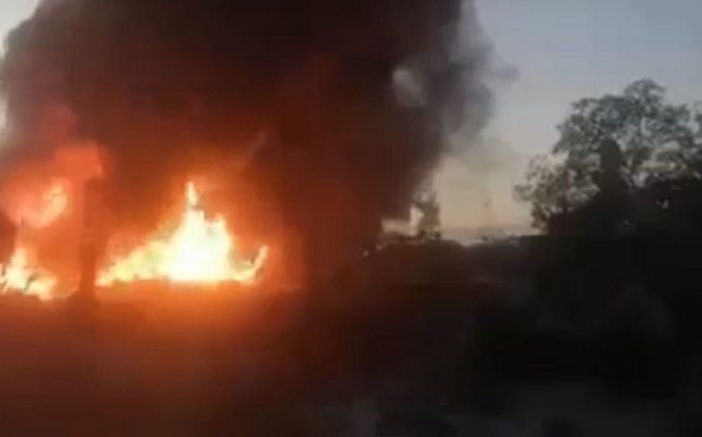 Explota toma clandestina y deja dos camionetas calcinadas, en Hidalgo #VIDEO