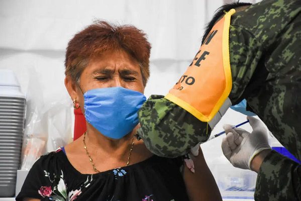 Gobierno CDMX exhorta a población de 50 a 59 años a recibir refuerzo covid