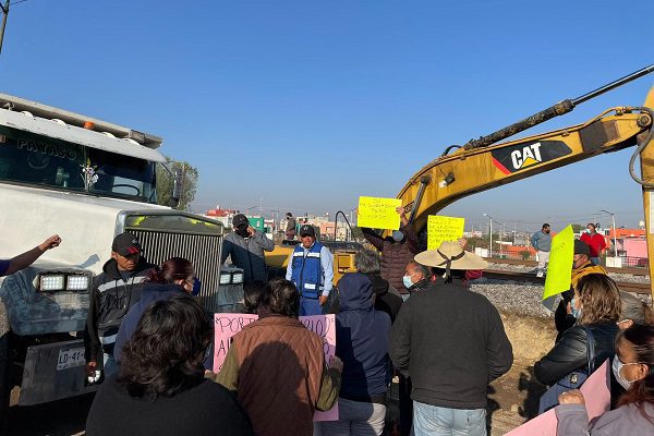 Pobladores bloquean obras de Tren Suburbano que irá al AIFA