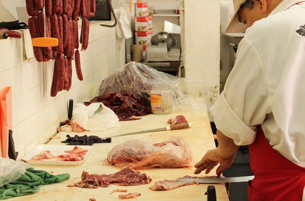 Canadá ofrece empleo de más de $46,000 al mes a carniceros