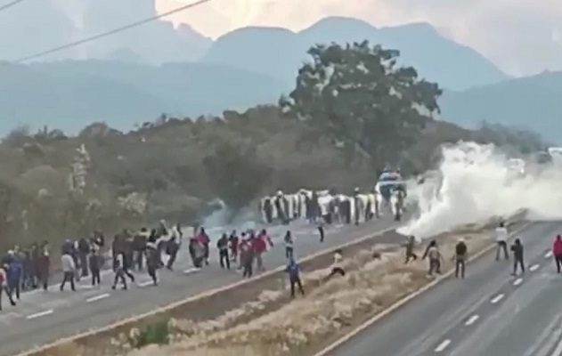 Normalistas se enfrentaron con policías por cierre carretero, en Michoacán