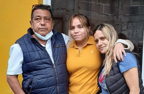 Liberan a Beberly, joven detenida tras defenderse de abuso en Puebla
