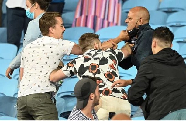 Aficionados se niegan a usar cubrebocas y causan pelea en el Abierto de Australia