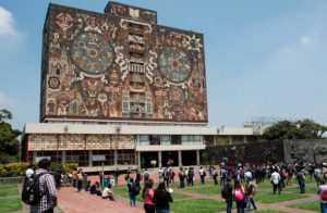 AMLO celebra que UNAM analice posible regreso a clases presenciales