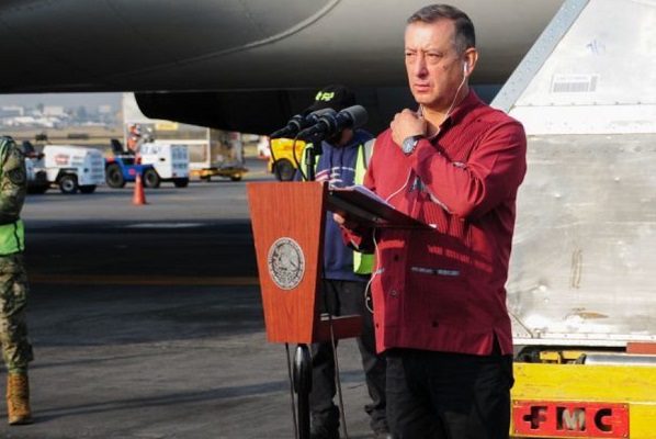 Critican a director del ISSSTE por usar tratamiento homeopático tras positivo a COVID-19