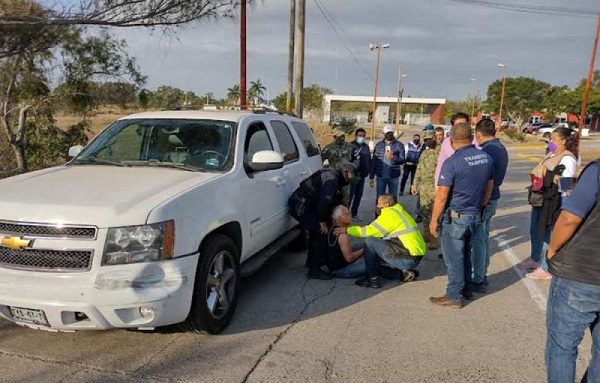 Abuelito ingresa por la fuerza a módulo vacunación con su camioneta, en Tampico #VIDEO