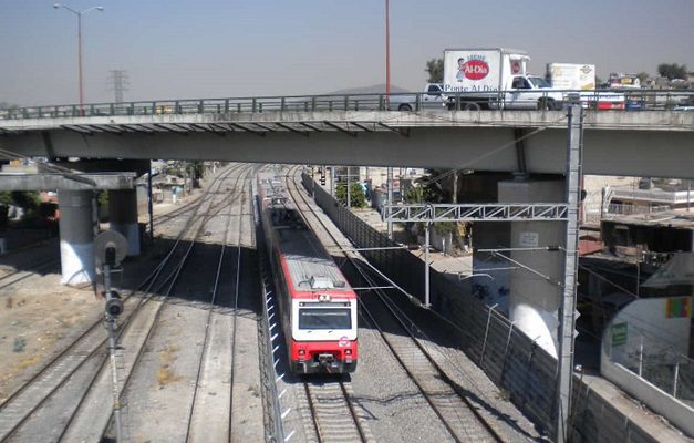 Camioneta cae a vías del Tren Suburbano y causa servicio lento