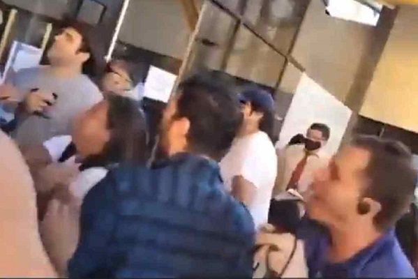 Antivacunas irrumpieron en hospital para evitar vacunación a niño, en Costa Rica #VIDEOS