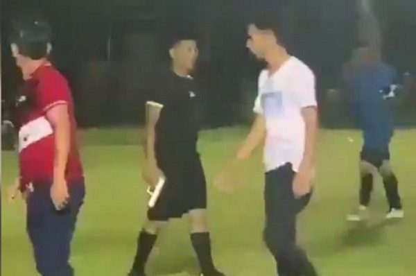 Para evitar trifulca, árbitro saca pistola y da culetazos a jugadores #VIDEO