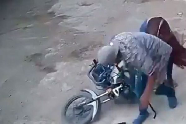 Sujeto abandona a su pareja e hijo para huir de la policía, en Michoacán #VIDEO