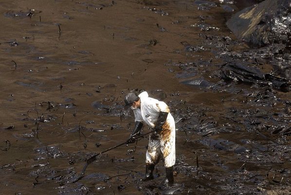 Suman 24 playas contaminadas por derrame de petróleo en Perú